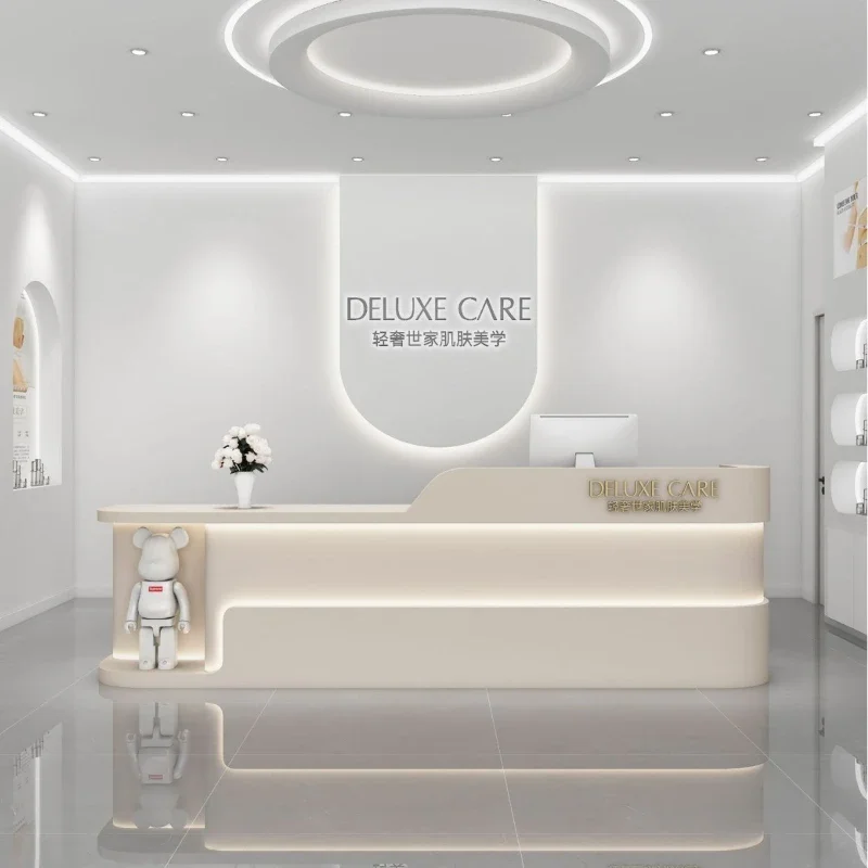 # طاولة مكياج عصرية، منصة استق - مراجعة Beauty Makeup Institute وسعره
